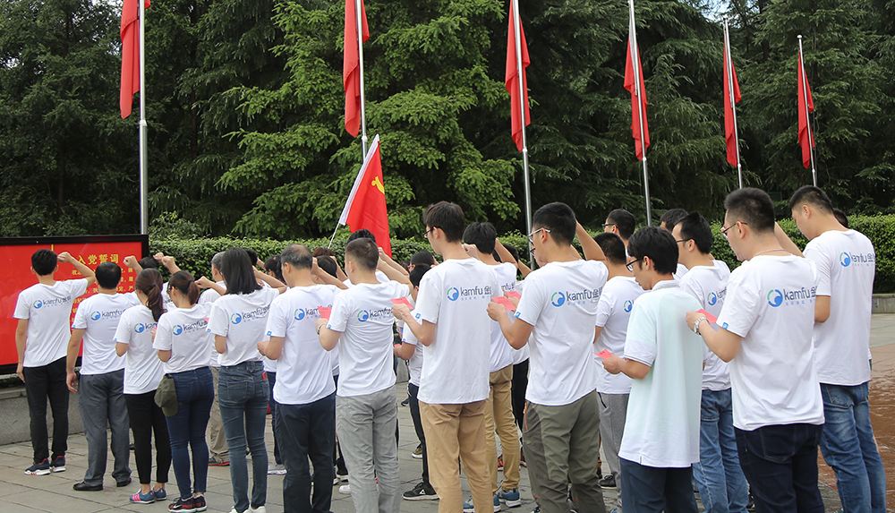 任泳谊书记带领全体党员重温入党誓词.JPG